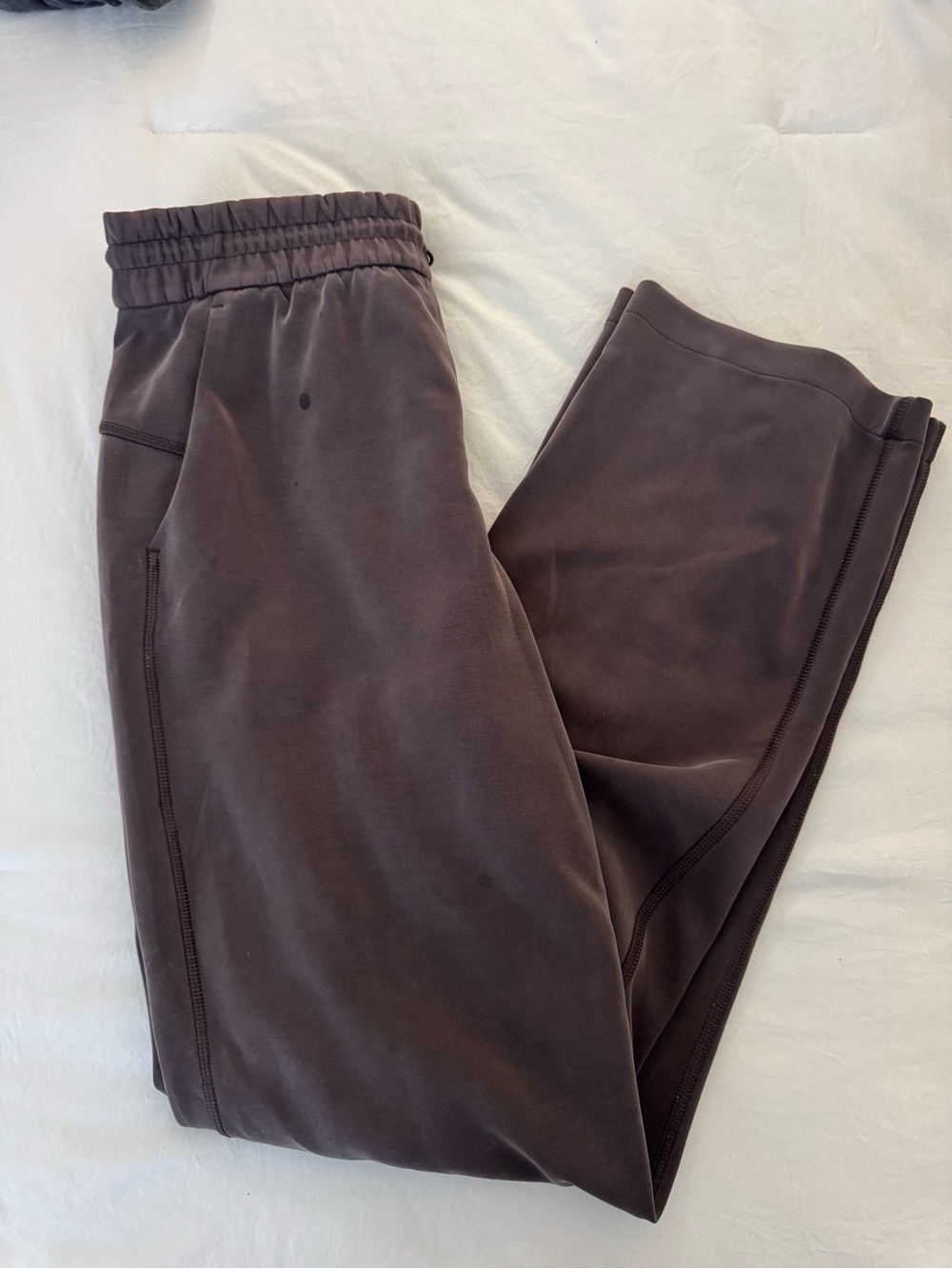 Women’s Lulu brown sweatpants size 6 small stain